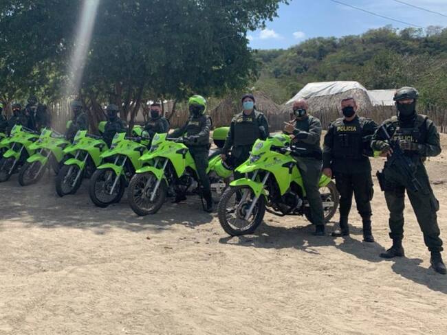 Uniformados de la Policía patrullando el corregimiento de El Salado