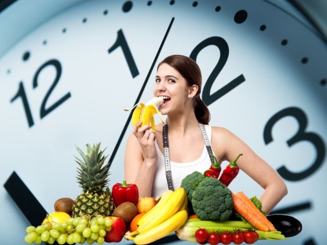 Reloj // mujer comiendo frutas
