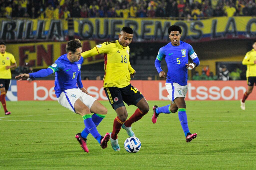 Óscar Cortés, jugador de la Selección Colombia Sub-20 en un duelo con futbolistas de Brasil (Photo by: Chepa Beltran/Long Visual Press/Universal Images Group via Getty Images)