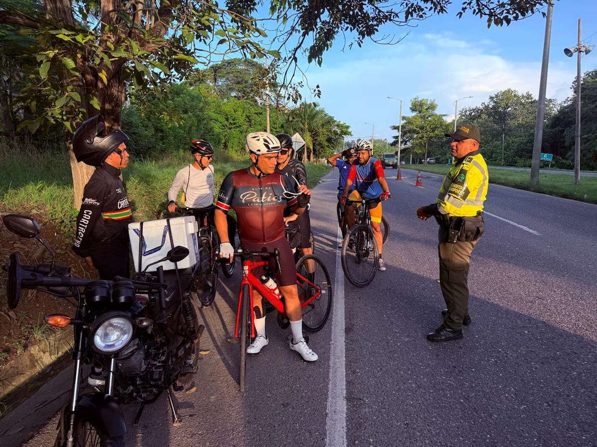 Policía Nacional fortalece la seguridad vial de ciclistas en la ruta San Onofre–Cartagena