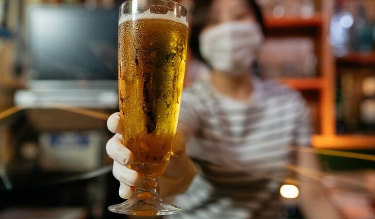 ¿Qué opina del lineamiento que permite consumir alcohol en los bares pero sin baile?. Foto: Getty Images / RECEPBG