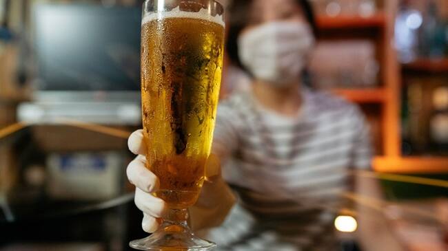 ¿Qué opina del lineamiento que permite consumir alcohol en los bares pero sin baile?. Foto: Getty Images / RECEPBG