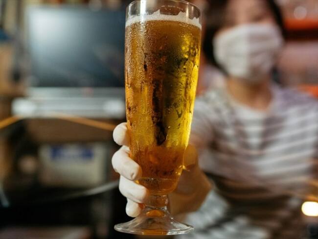 ¿Qué opina del lineamiento que permite consumir alcohol en los bares pero sin baile?. Foto: Getty Images / RECEPBG