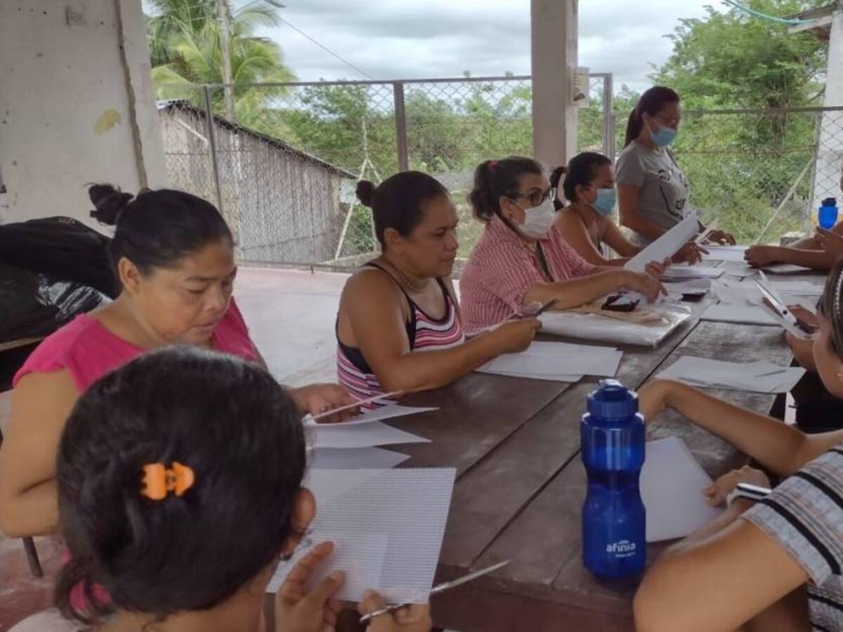 Mujeres víctimas de la violencia desarrollan su talento para tejer