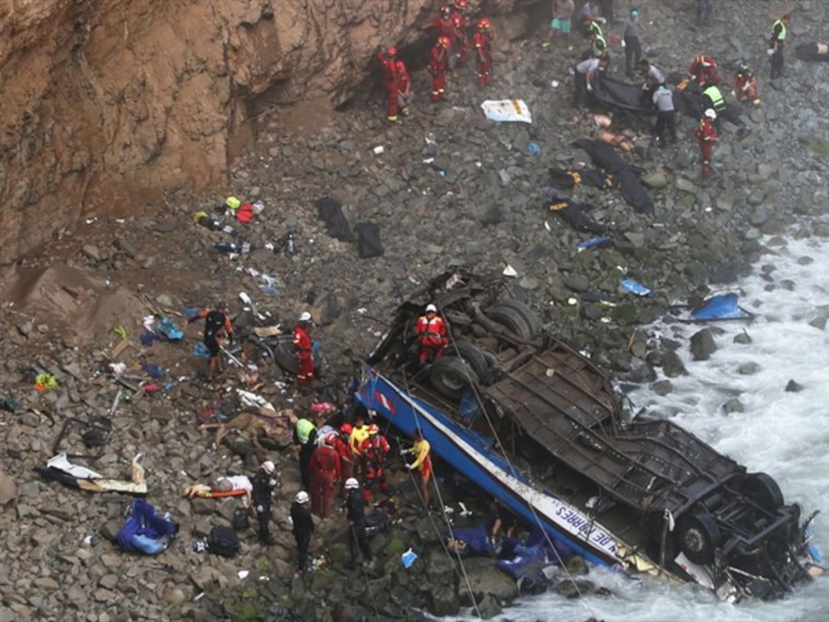 Elevan a 51 la cifra de muertos por accidente de ómnibus en Perú