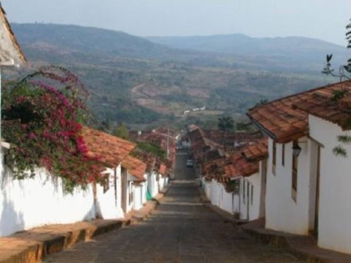 Barichara es un municipio de Santander (Colombia) ubicado en la provincia de Guanentá. La población es reconocida por sus construcciones de finales del siglo XVIII; el sector antiguo de la población fue declarado patrimonio cultural del país mediante decreto 1654 de 1978.