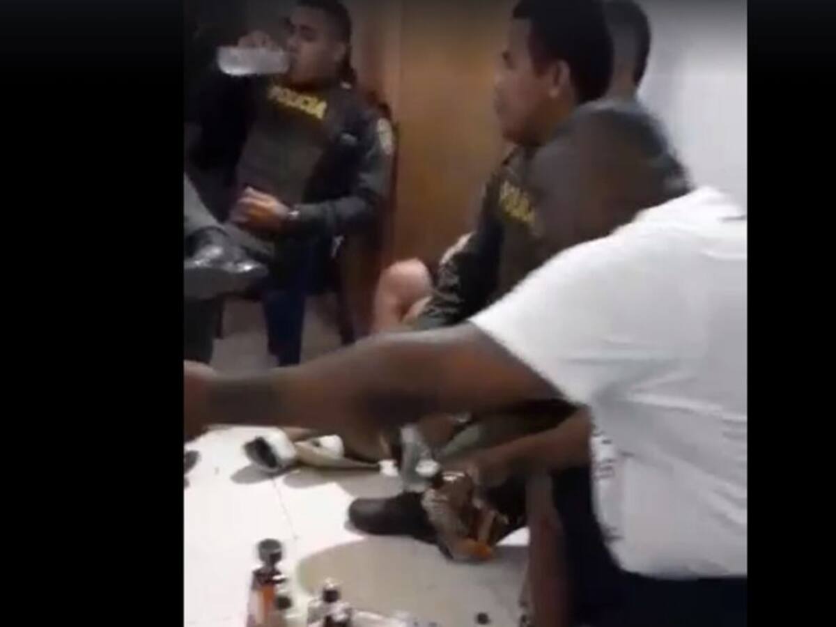 Investigarán a dos policías en Urabá, por participar de una fiesta