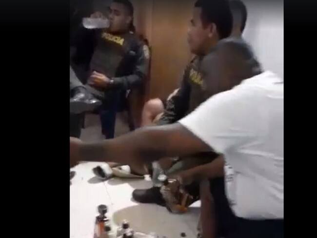 Investigarán a dos policías en Urabá, por participar de una fiesta