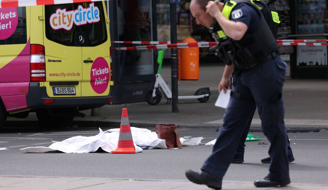 Servicios de emergencia atienden atropello en Berlín. Foto: Getty
