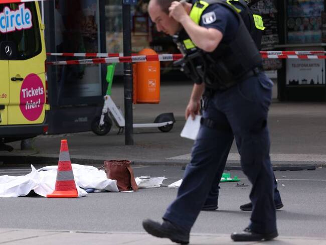 Servicios de emergencia atienden atropello en Berlín. Foto: Getty