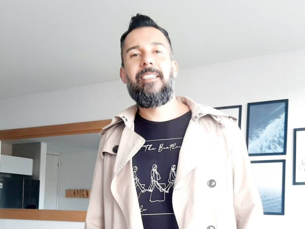 Miguel Mendoza nos presenta su libro de cuentos “Del otro lado del espejo"