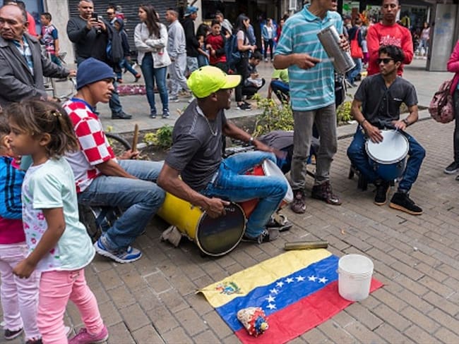 Misioneros en Bogotá realizan curación en los pies a migrantes Venezolanos . Foto: Getty Images