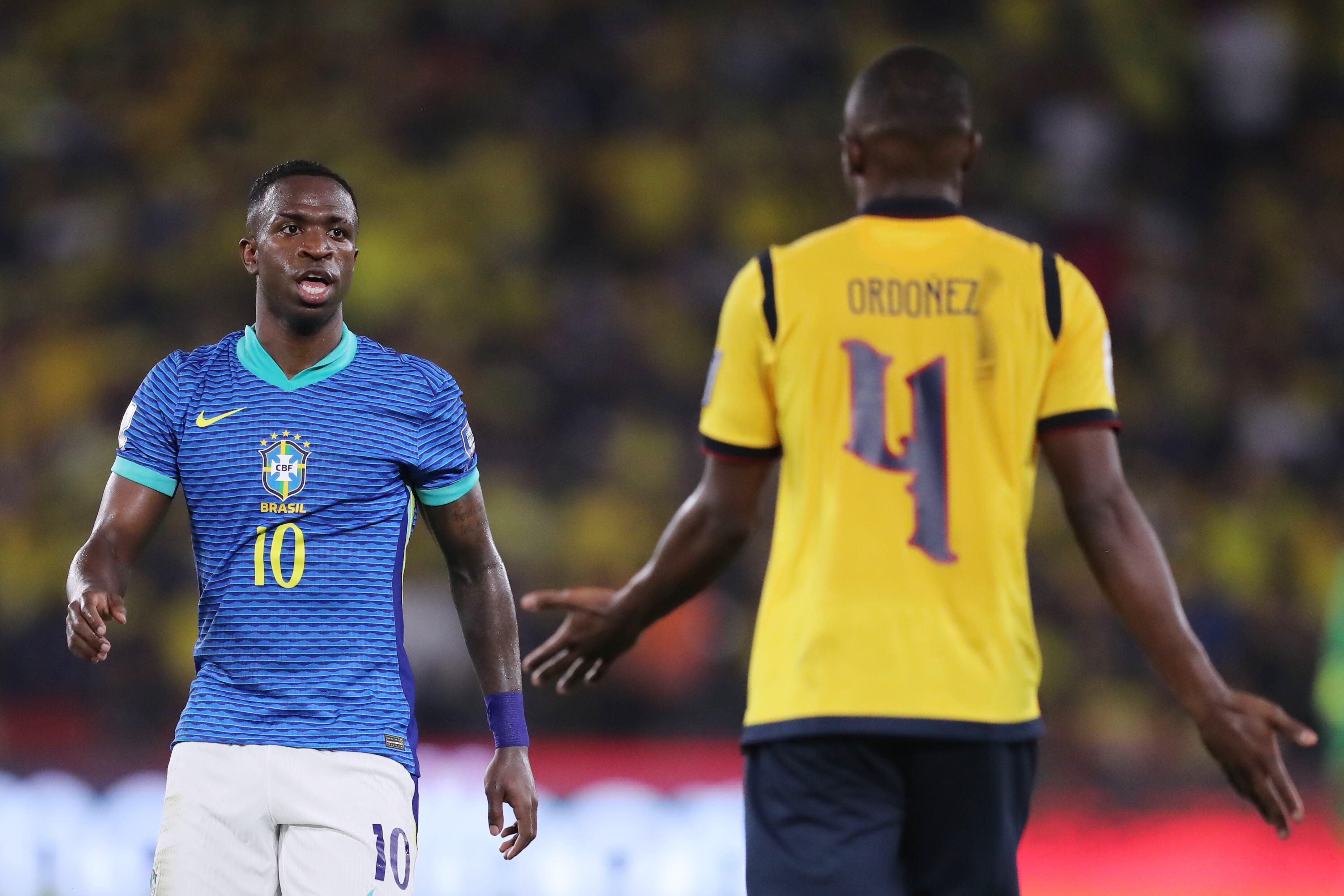 AME3615. GUAYAQUIL (ECUADOR), 05/06/2025.-Joel Ordóñez (d) de Ecuador discute con Vinicius de Brasil este jueves, en un partido de las eliminatorias sudamericanas para el Mundial de 2026 entre las selecciones de Ecuador y Brasil en el estadio Monumental Isidro Romero Carbo en Guayaquil (Ecuador). EFE/ José Jacome