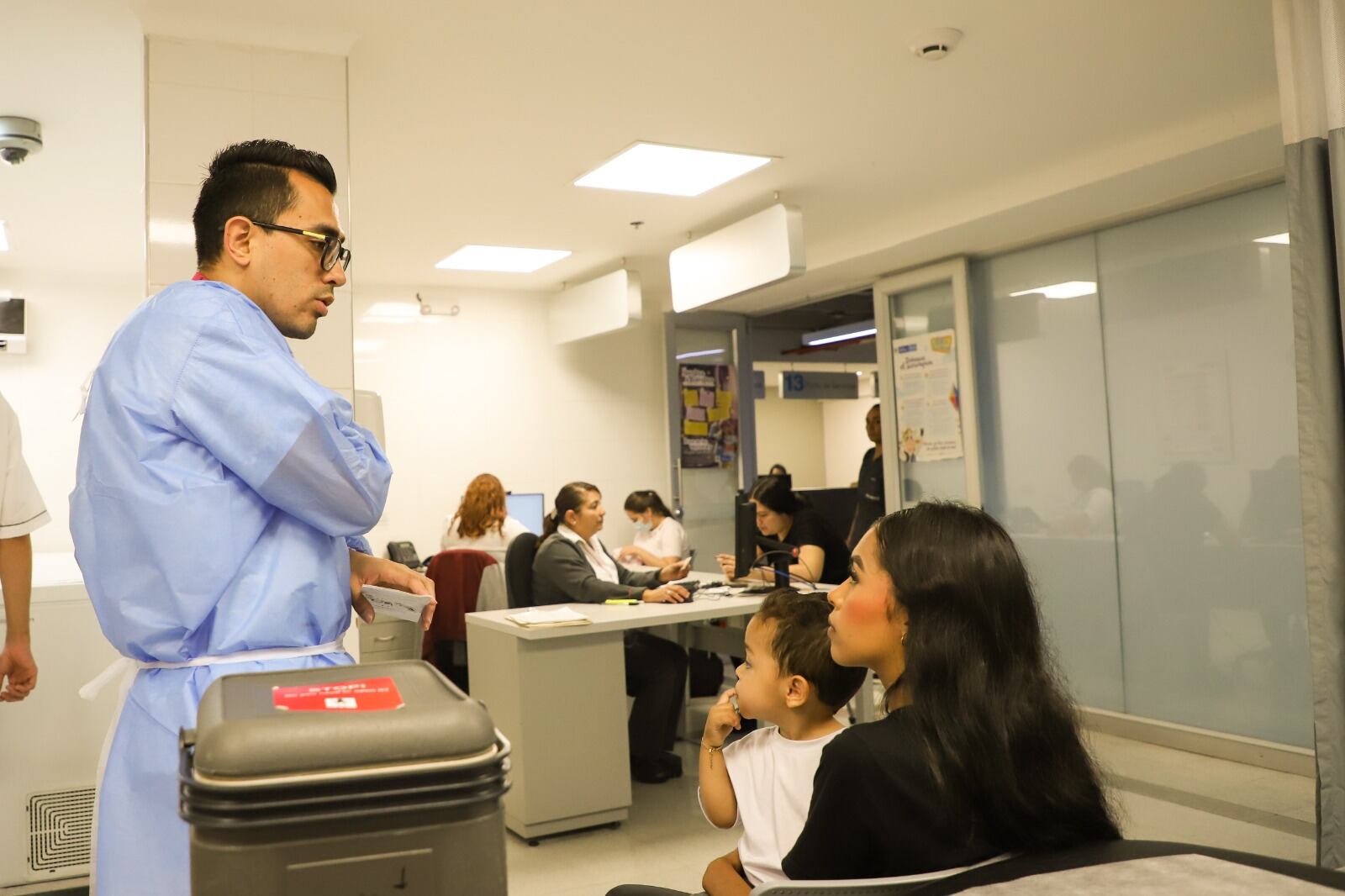 Atención médica a menores de edad y vacunación para prevenir infecciones respiratorias. Foto: cortesía Alcaldía de Medellín