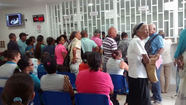 Usuarios esperando la entrega de los medicamentos