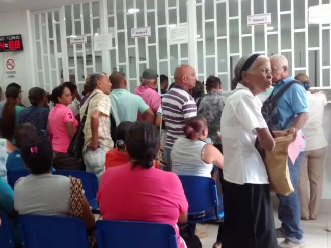 Usuarios esperando la entrega de los medicamentos