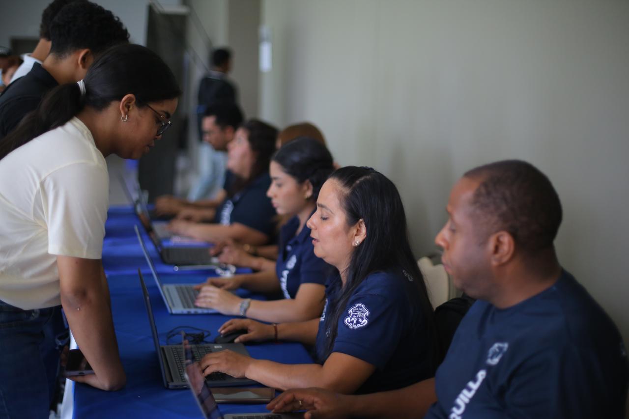 Estudiantes inscribiéndose en el programa. Foto: cortesía Alcaldía de Barranquilla.
