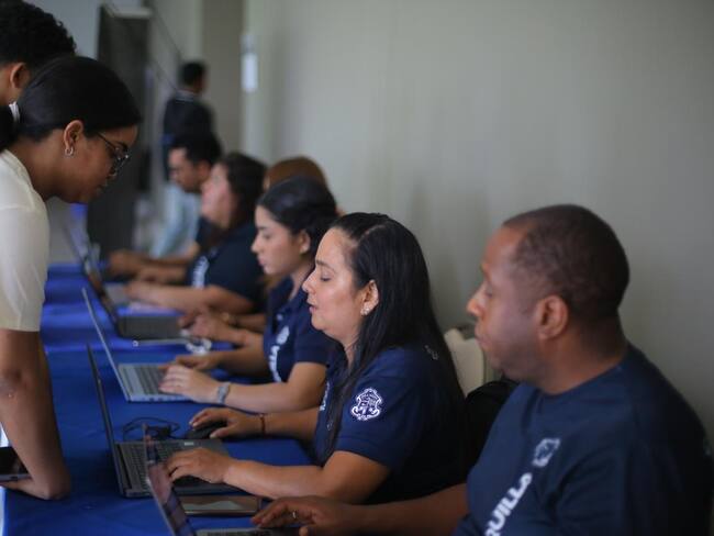 Estudiantes inscribiéndose en el programa. Foto: cortesía Alcaldía de Barranquilla.