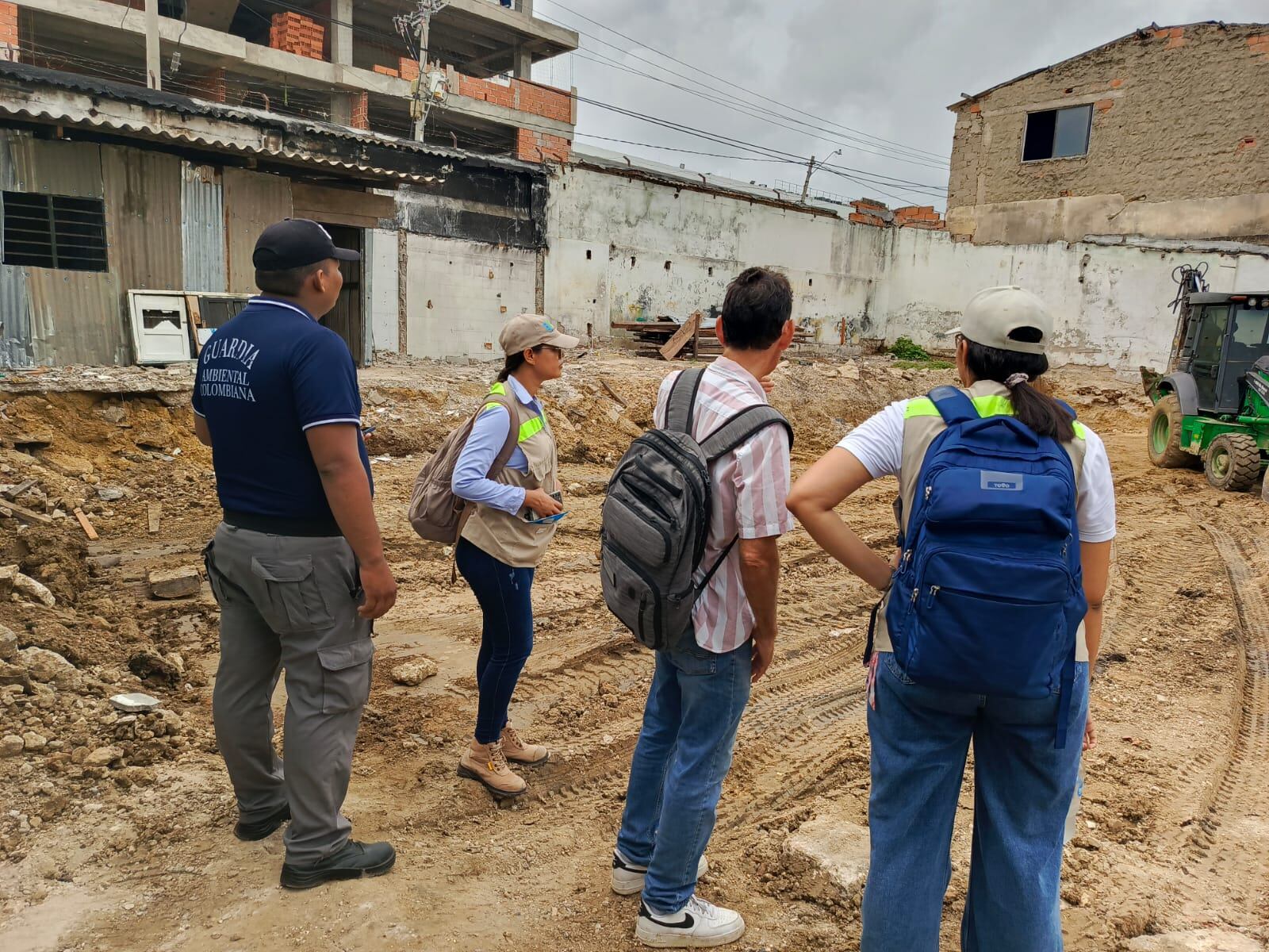 Sancionan a conductor y sellan obra por arrojar escombros en vía pública