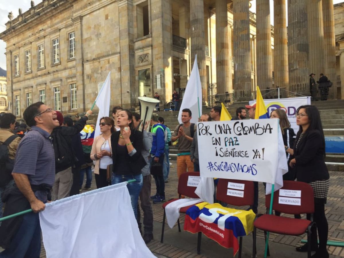 Algunos jóvenes decidieron permanecer acampando en la plaza de Bolívar, tras la marcha del pasado miércoles en Bogotá. 
