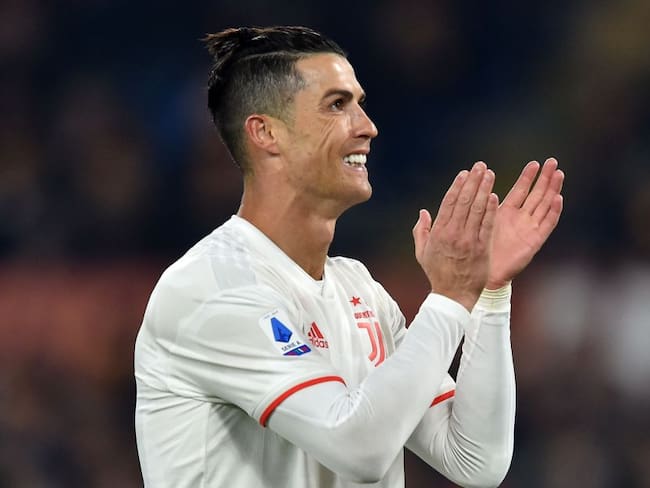 Cristiano Ronaldo aprovechó el tiempo en casa y se dejó ‘rapar’ el pelo