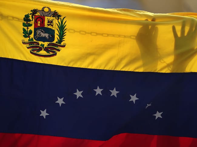 Fotografía de una bandera de Venezuela durante una protesta de ciudadanos venezolanos  que lleva siete años viviendo en Perú y no puede votar, porque tiene carnet de extranjería bajo la calidad migratoria especial.  EFE/ Paolo Aguilar