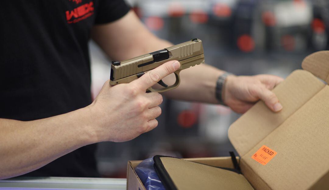 A pesar de tiroteos, estados aprueban uso de armas sin licencia en EE.UU.