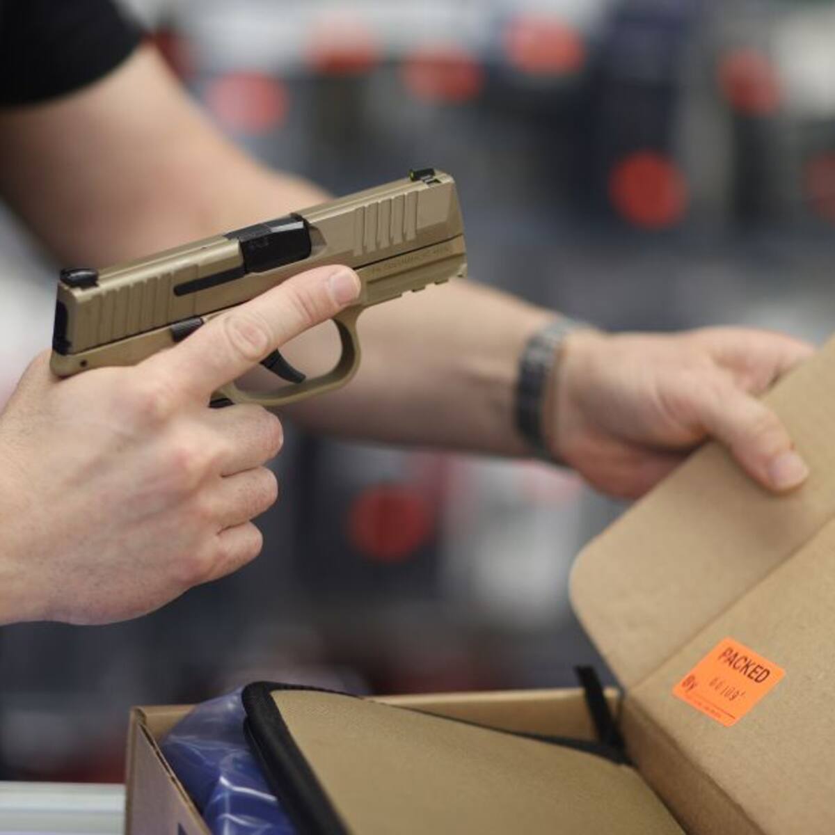 A pesar de tiroteos, estados aprueban uso de armas sin licencia en EE.UU.