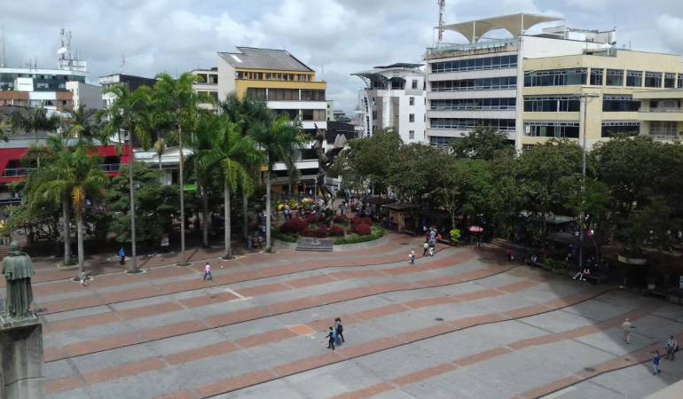 Al fondo el monumento Al Esfuerzo en la plaza de Bolívar de Armenia