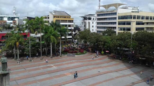 Al fondo el monumento Al Esfuerzo en la plaza de Bolívar de Armenia