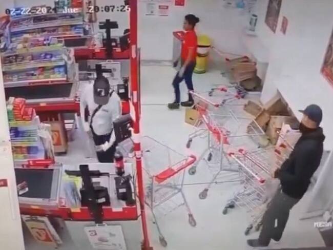 VIDEO En 45 segundos dos delincuentes saquean tienda D1 en Bogotá