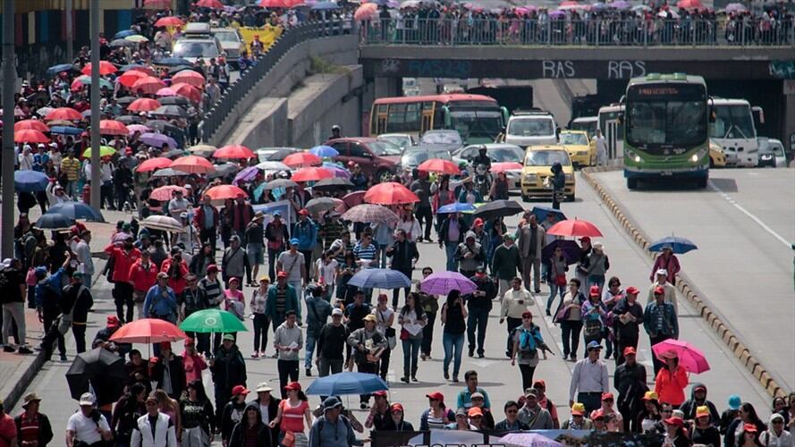 Bloqueada la calle 26, caos total en una de las principales vías de la capital. Foto: Colprensa