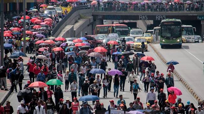 Bloqueada la calle 26, caos total en una de las principales vías de la capital. Foto: Colprensa