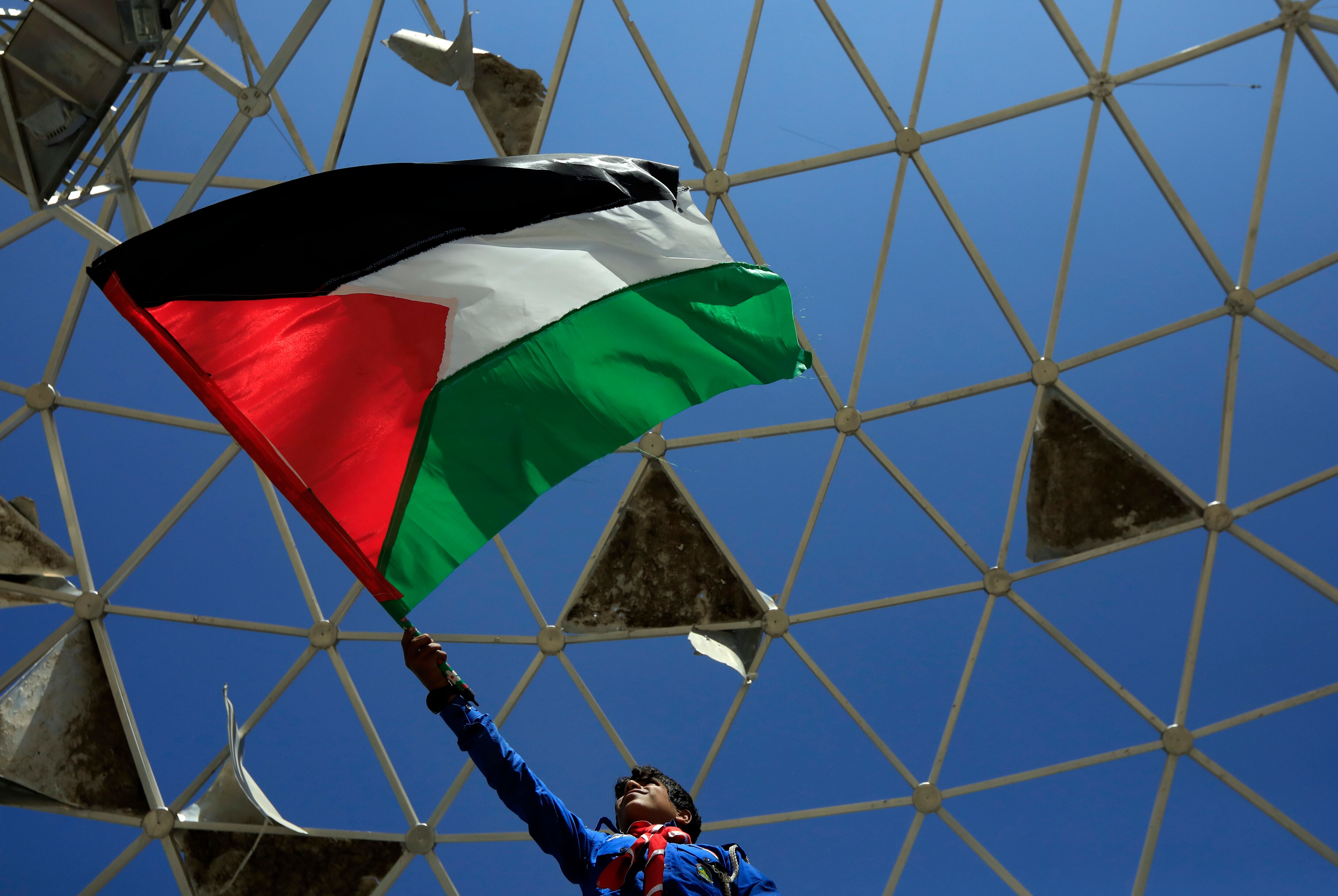 Sana'a (Yemen), 13/11/2023.- A Yemeni waves a Palestinian flag during a vigil to show solidarity with the Palestinian people, in Sana'a, Yemen, 13 November 2023. Thousands of Israelis and Palestinians have died since the militant group Hamas launched an unprecedented attack on Israel from the Gaza Strip on 07 October, and the Israeli strikes on the Palestinian enclave which followed it. (Protestas) EFE/EPA/YAHYA ARHAB