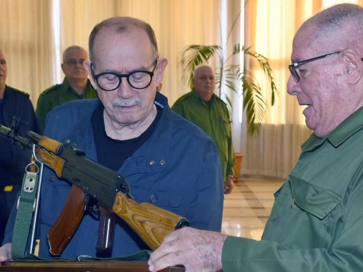 Cuba regaló fusil AKM a Silvio Rodríguez en medio de tensiones con Estados Unidos