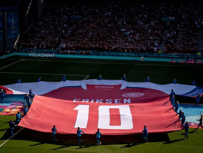 El volante del Inter de Milán fue homenajeado en el más reciente partido de Dinamarca.