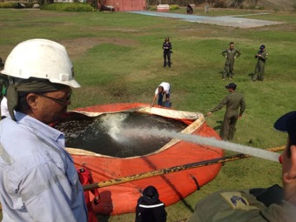 2.600 galones de agua por hora arroja helicóptero a fuego en Sierra Nevada