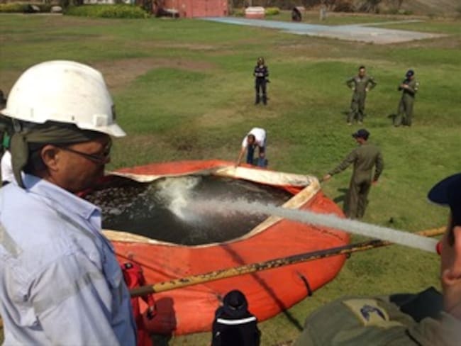 2.600 galones de agua por hora arroja helicóptero a fuego en Sierra Nevada