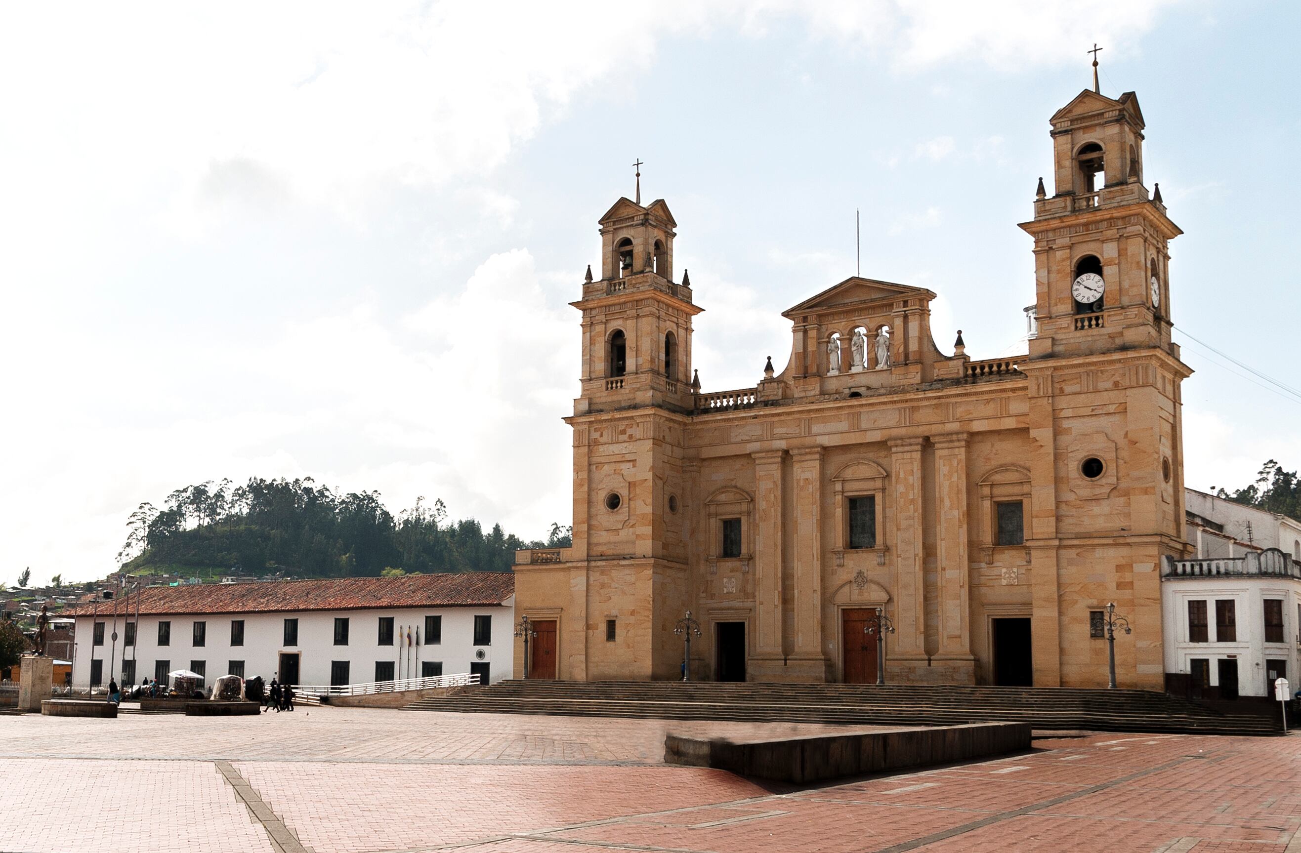 Plaza de Chiquinquirá con la Basílica de Nuestra Señora del Rosario (Foto vía Getty Images)