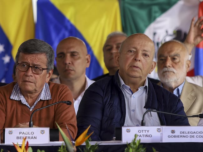 Los jefes negociadores del ELN, Pablo Beltrán (izq), y del gobierno colombiano, Otty Patiño (der). 
(Foto: Pedro Rances Mattey/Anadolu Agency via Getty Images)