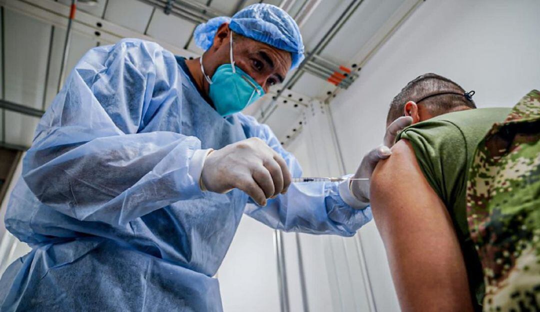 La vacunación a mayores de 80 años y al personal de la salud, continuará de manera simultánea.