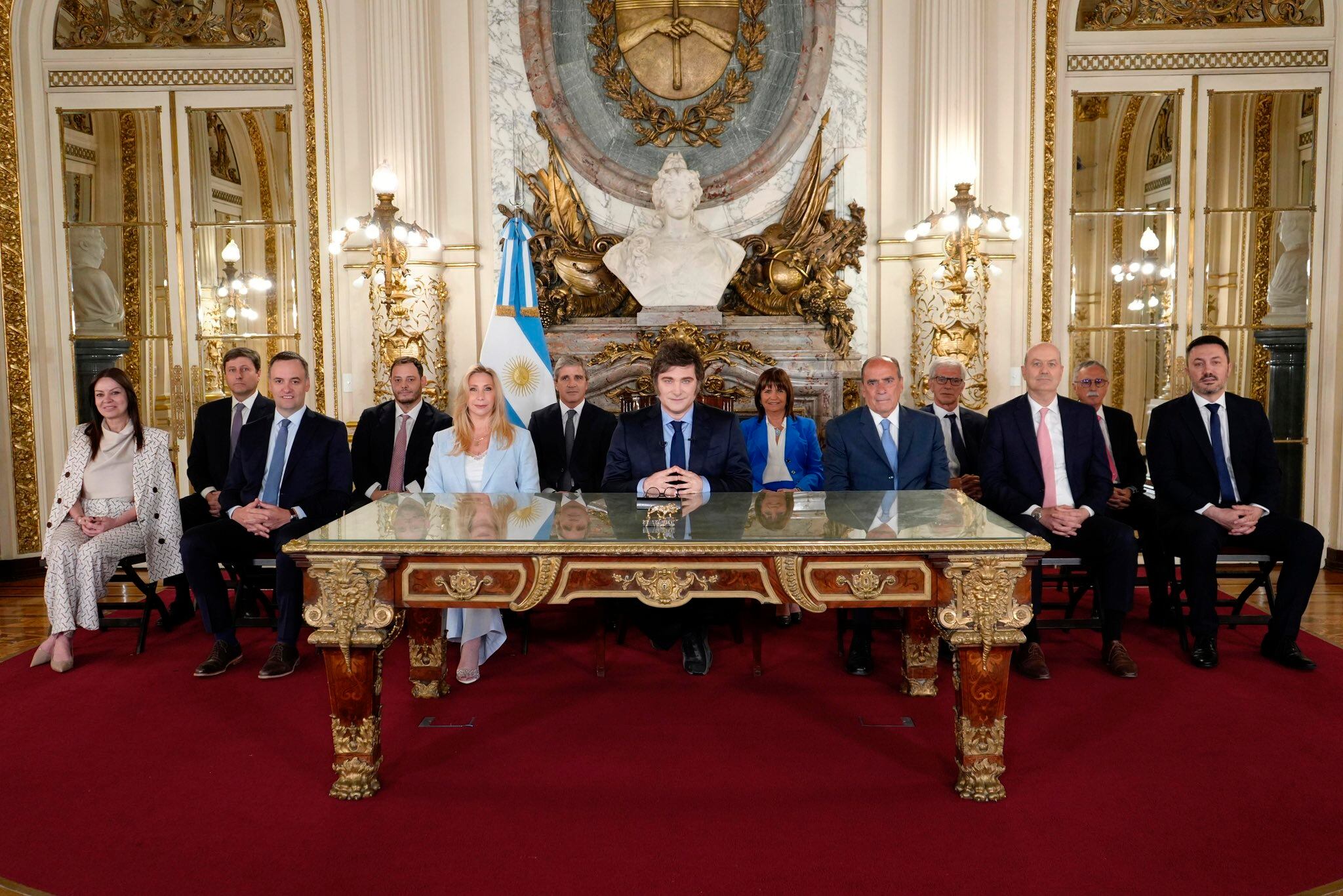 AME4672. BUENOS AIRES (ARGENTINA), 10/12/2024.- Fotografía tomada de la cuenta en X de la Presidencia de Argentina del presidente argentino, Javier Milei (c), posando acompañado por los integrantes de su gabinete este martes, en Buenos Aires (Argentina). Milei salió al balcón de la Casa Rosada, junto a sus ministros, para saludar a los ciudadanos congregados en la mítica Plaza de Mayo de Buenos Aires con motivo de su primer año en el Gobierno. EFE/ Presidencia de Argentina /SOLO USO EDITORIAL/ SOLO DISPONIBLE PARA ILUSTRAR LA NOTICIA QUE ACOMPAÑA (CRÉDITO OBLIGATORIO)