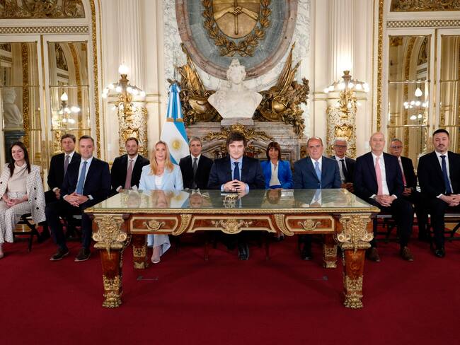 AME4672. BUENOS AIRES (ARGENTINA), 10/12/2024.- Fotografía tomada de la cuenta en X de la Presidencia de Argentina del presidente argentino, Javier Milei (c), posando acompañado por los integrantes de su gabinete este martes, en Buenos Aires (Argentina). Milei salió al balcón de la Casa Rosada, junto a sus ministros, para saludar a los ciudadanos congregados en la mítica Plaza de Mayo de Buenos Aires con motivo de su primer año en el Gobierno. EFE/ Presidencia de Argentina /SOLO USO EDITORIAL/ SOLO DISPONIBLE PARA ILUSTRAR LA NOTICIA QUE ACOMPAÑA (CRÉDITO OBLIGATORIO)