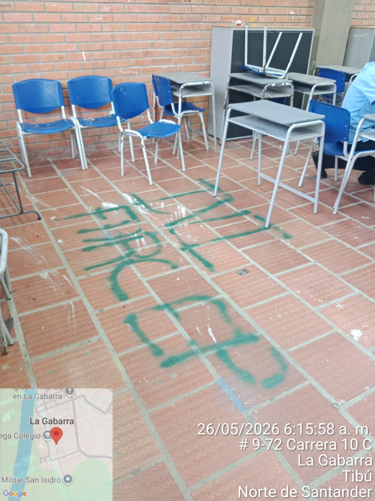 Megacolegio La Gabarra fue grafiteado por presuntos integrantes de las disidencias de las FARC. / Foto: Cortesía.