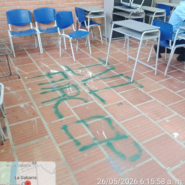 Megacolegio La Gabarra fue grafiteado por presuntos integrantes de las disidencias de las FARC. / Foto: Cortesía.