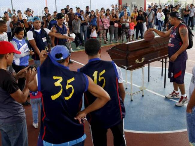 Amigos de una víctima del crimen le rinden homenaje en Caracas.
