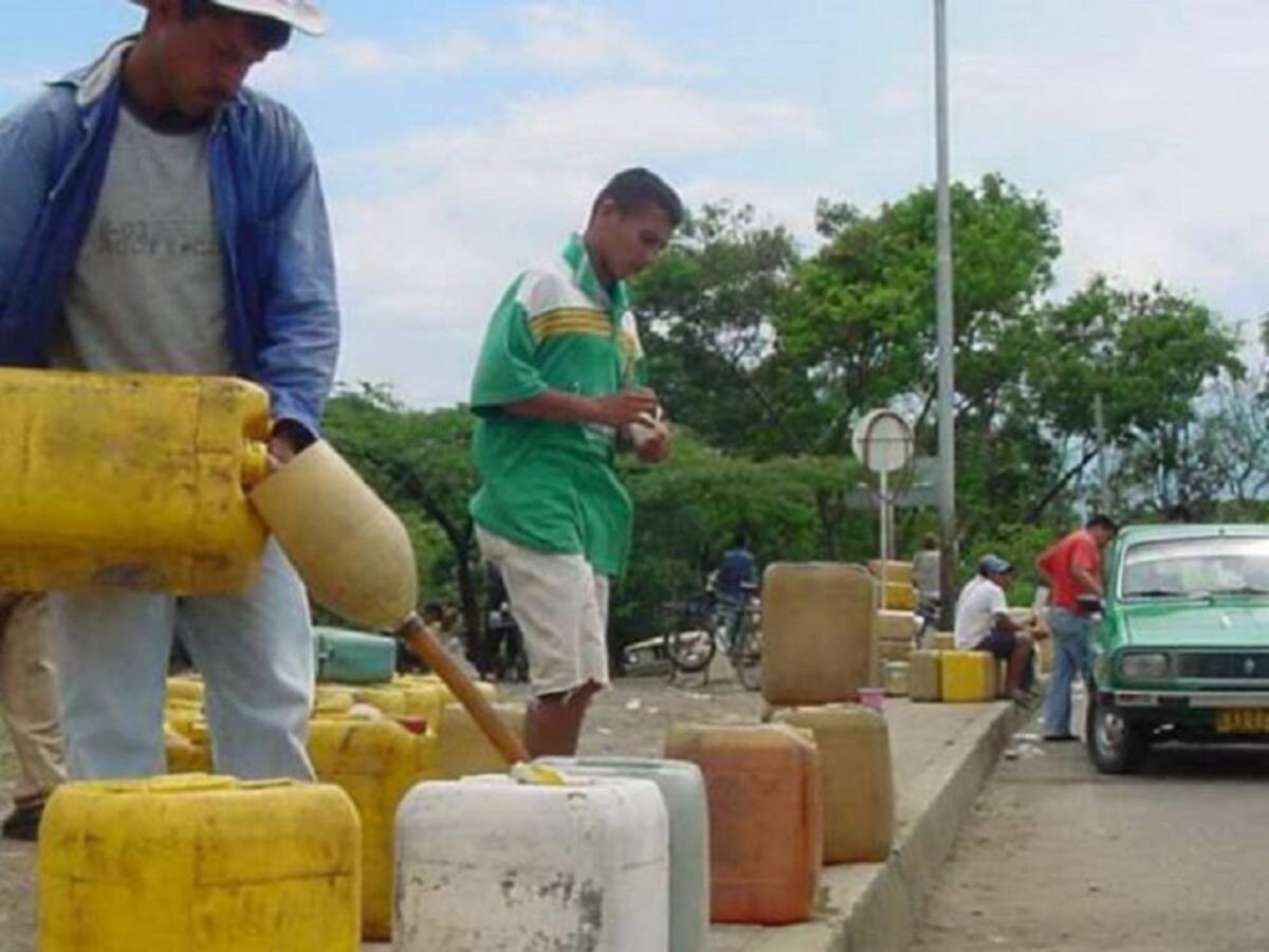 Contrabandistas pagan a grupos armados y autoridades para pasar gasolina