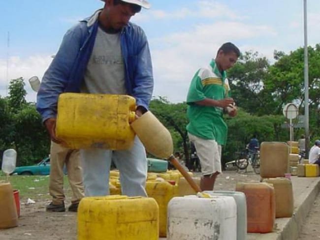 Contrabandistas pagan a grupos armados y autoridades para pasar gasolina