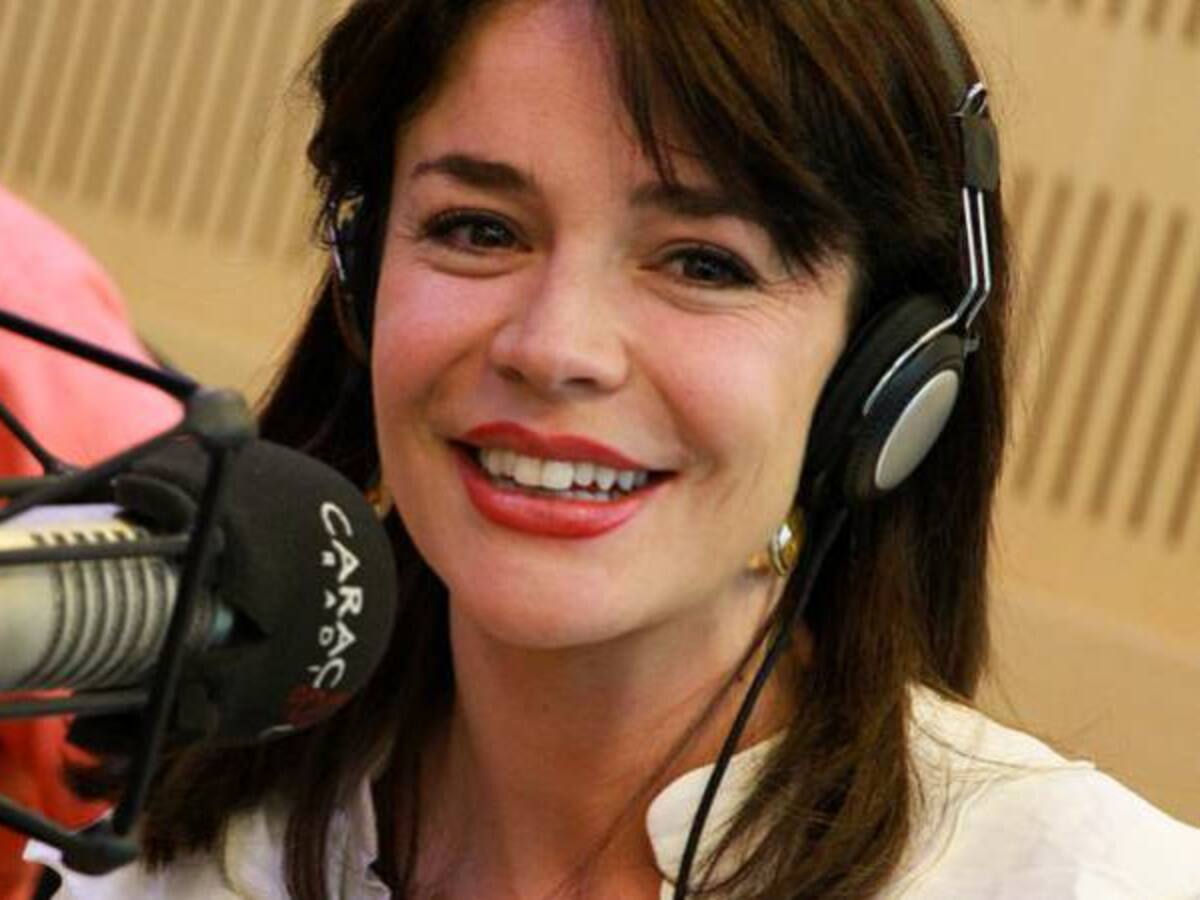 Flora Martínez saluda a Caracol Radio en sus 70 años