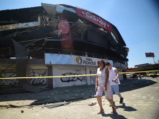 Residentes inspeccionan edificios dañados tras un terremoto de magnitud 7,4 que sacudió Colombia. (Photo by Edwin Rodriguez Pipicano/Anadolu via Getty Images)